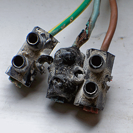 Die Kabel oder die Steckverbinder sind geschmolzen