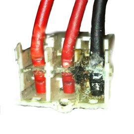 lave-vaisselle-fils-electriques-cablage-abime