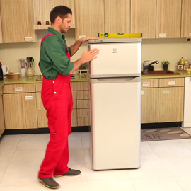 Der-Kuhlschrank-steht-in-einem-zu-warmen-Raum