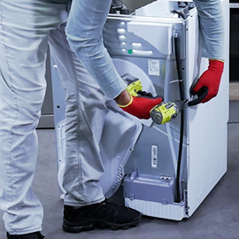 Im Gehäuse des Wäschetrockners haben sich Flusen angesammelt