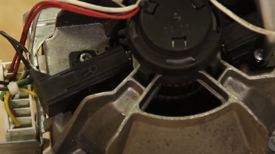 Wie wechselt man  die Kohlebürsten einer Waschmaschine aus?